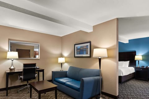 Suite, 1 King Bed, Accessible, Non Smoking | Down comforters, desk, blackout drapes, soundproofing