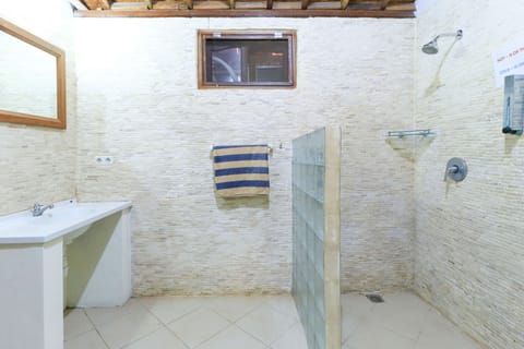 2 Bedroom | Bathroom | Shower, towels