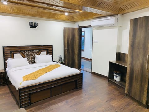 Super Deluxe Room | Minibar, desk, laptop workspace, free WiFi