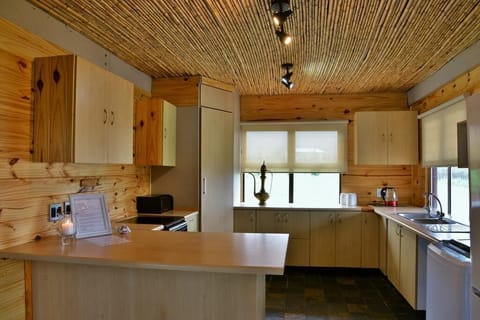 Cottage | Private kitchen | Full-size fridge, microwave, oven, stovetop