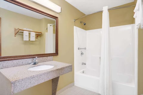 Studio Suite, 1 King Bed, Smoking | Bathroom | Shower, hair dryer, towels