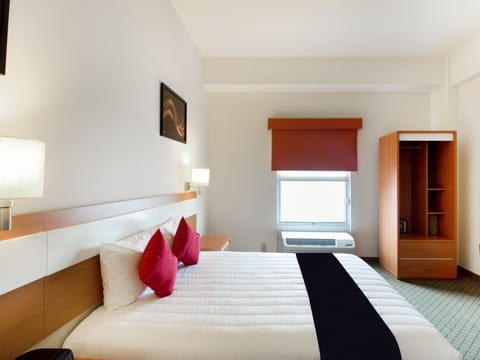 Standard Room | Premium bedding, down comforters, in-room safe, desk