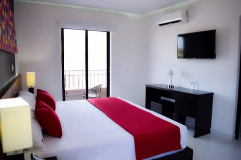 Deluxe King Room | Premium bedding, desk, iron/ironing board, WiFi