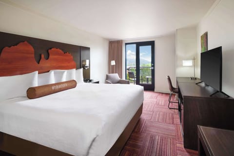 Premium bedding, desk, blackout drapes, cribs/infant beds