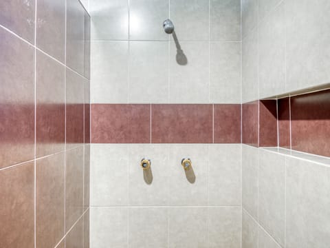 Superior Room | Bathroom shower