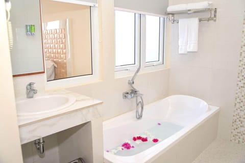 Deluxe Double or Twin Room, Sea View | Bathroom sink