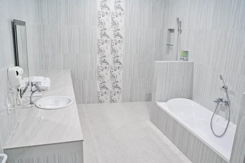 Family Room | Bathroom | Shower, rainfall showerhead, free toiletries, hair dryer