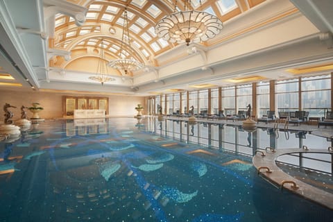 Indoor pool, sun loungers