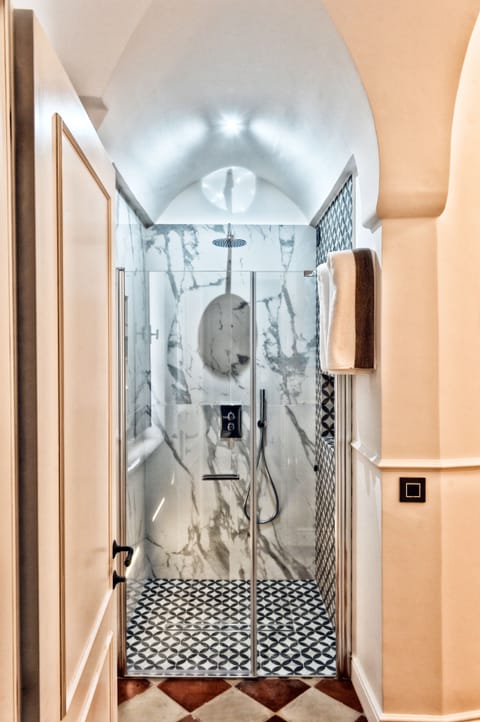 Deluxe Double Room Single Use, 1 King Bed | Bathroom | Shower, rainfall showerhead, free toiletries, hair dryer