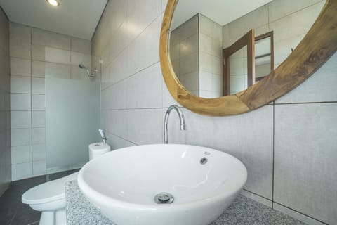 Deluxe Room, Ground Floor | Bathroom sink