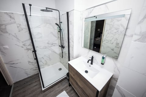 Double Room | Bathroom | Free toiletries, towels