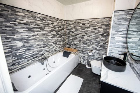 Double Room (Nuptiale) | Bathroom | Free toiletries, towels