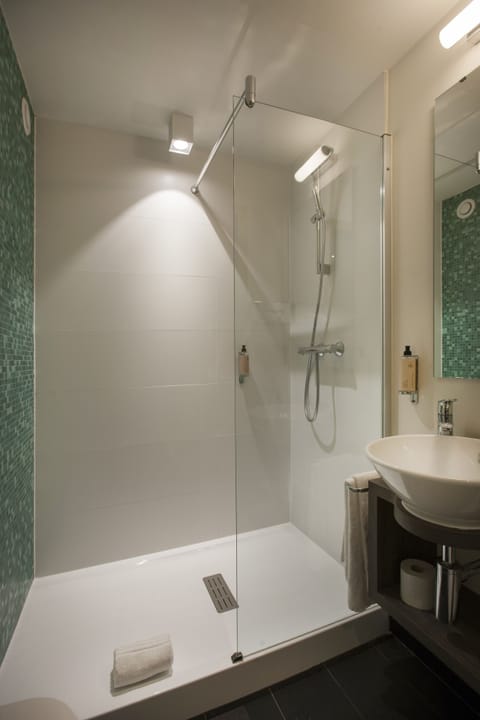 Standard Twin Room, 2 Twin Beds | Bathroom | Combined shower/tub, eco-friendly toiletries, towels