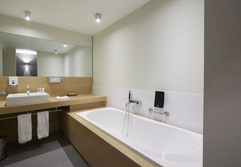 Junior Suite | Bathroom | Combined shower/tub, eco-friendly toiletries, towels