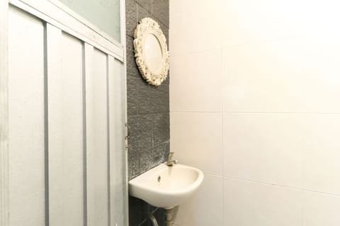 Shower, free toiletries, towels