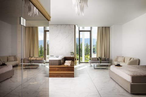 Festive Spa Suite | Egyptian cotton sheets, premium bedding, in-room safe, blackout drapes