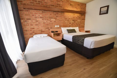 Deluxe Twin Room | Living area | 32-inch TV with digital channels