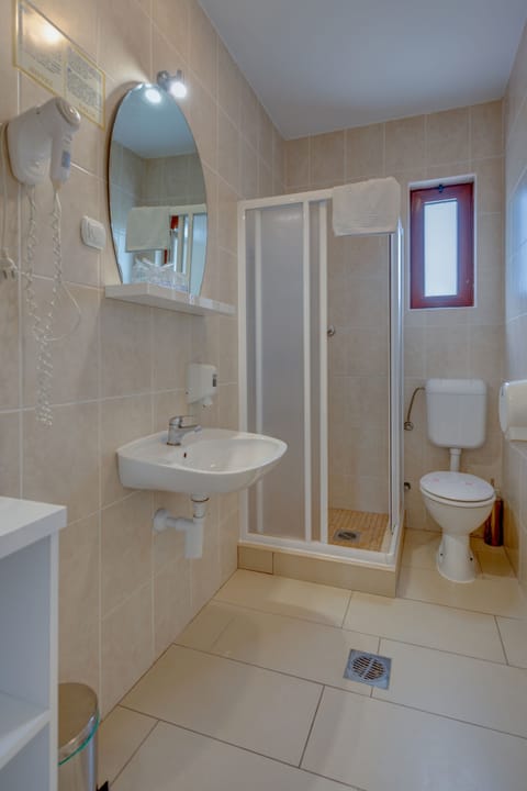 Double Room, Sea View | Bathroom | Shower, free toiletries, hair dryer, towels