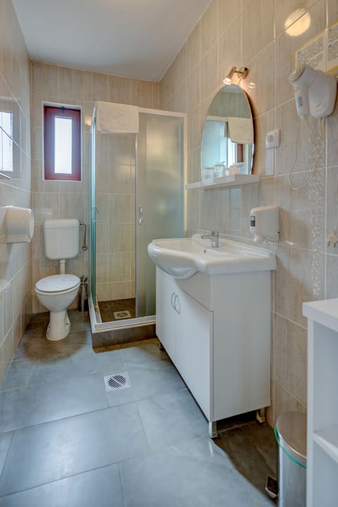 Double Room, Sea View | Bathroom | Shower, free toiletries, hair dryer, towels