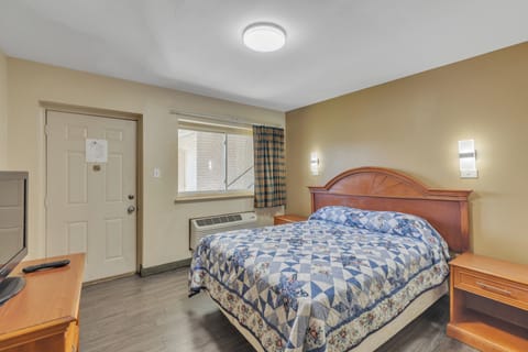 Business Room, 1 Queen Bed | Desk, laptop workspace, blackout drapes, soundproofing