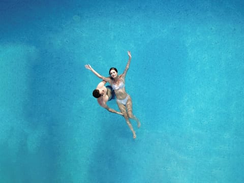 2 outdoor pools