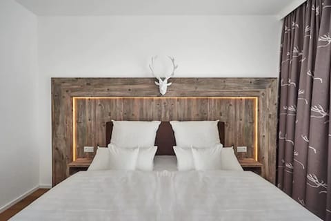 Basic Double Room | Minibar, in-room safe, desk, soundproofing