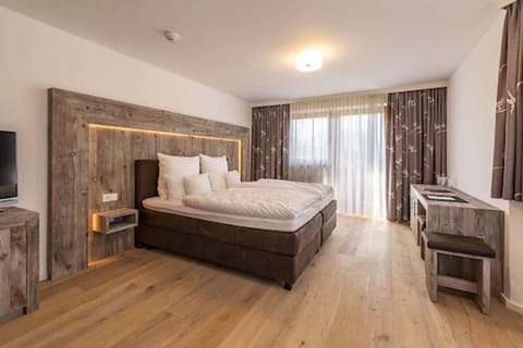 Family Room | Minibar, in-room safe, desk, soundproofing