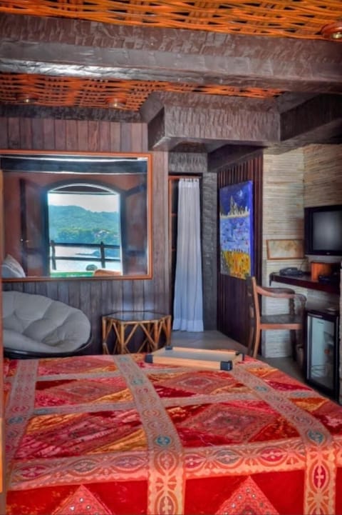 Luxury Room (Quarto Luxo Casal com Vista) | Minibar, individually decorated, individually furnished, free WiFi