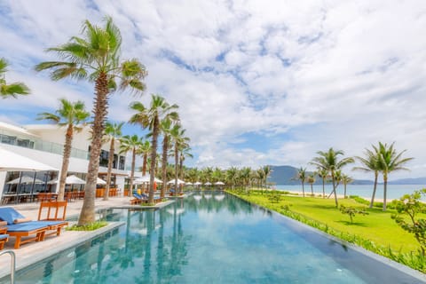 2 outdoor pools