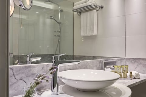 In-room safe, soundproofing, free WiFi, bed sheets