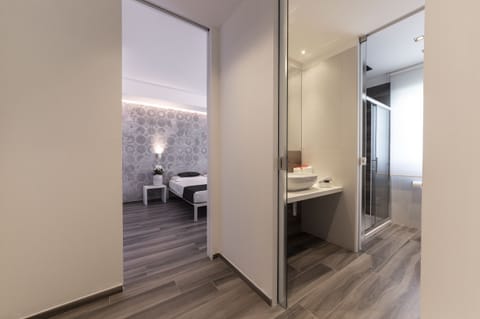 Deluxe Suite, 1 Double Bed, Hot Tub | Hypo-allergenic bedding, in-room safe, soundproofing, iron/ironing board