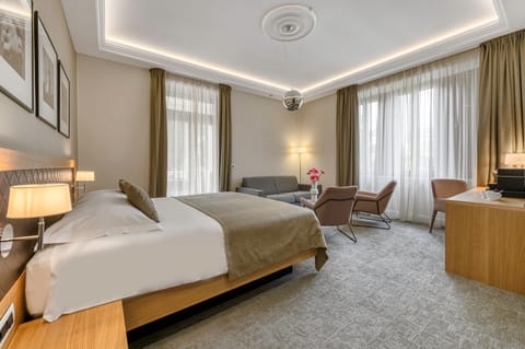 Deluxe Double Room, Balcony | 1 bedroom, in-room safe, desk, blackout drapes