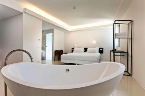 Suite, 1 King Bed, Non Smoking | Hypo-allergenic bedding, down comforters, minibar, in-room safe