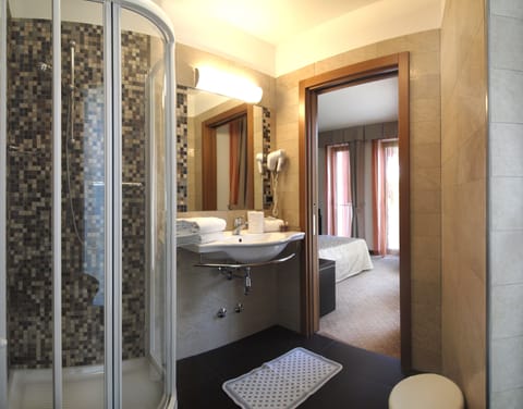 Family Triple Room | Bathroom | Shower, free toiletries, hair dryer, bidet
