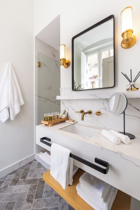 Shower, hydromassage showerhead, free toiletries, hair dryer