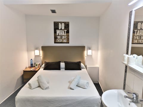 Basic Double Room, 1 Double Bed, Shared Bathroom | In-room safe, soundproofing, iron/ironing board, free WiFi