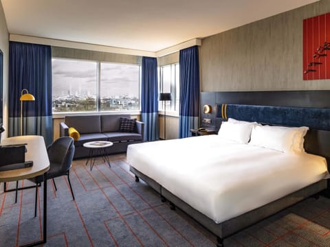 Privilege, Room, 1 King Bed | Minibar, in-room safe, desk, blackout drapes