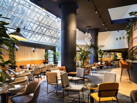 Breakfast and lunch served