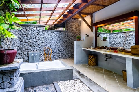 Deluxe Bungalow, 1 Bedroom | Bathroom | Free toiletries, hair dryer, towels