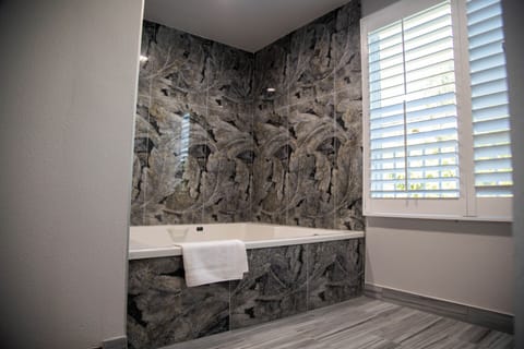 Studio Suite, 1 King Bed, Jetted Tub | Bathroom | Towels