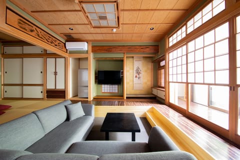 Private Vacation Home | Living room | Flat-screen TV