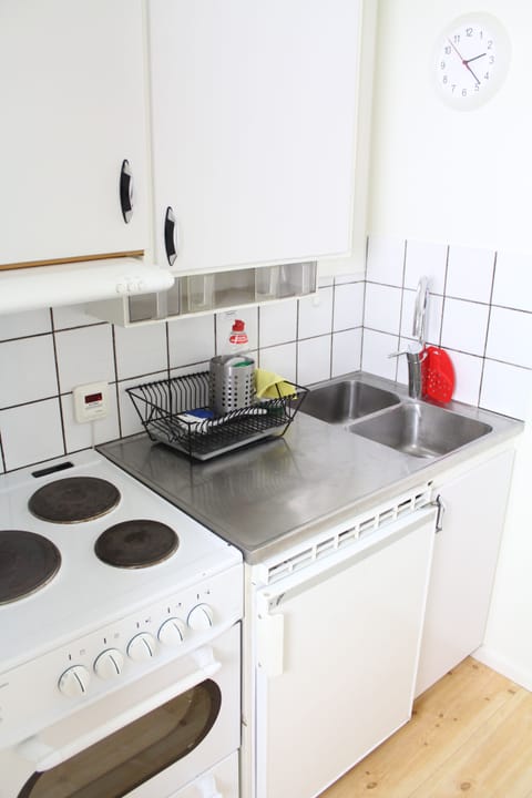 Apartment, 2 Bedrooms (Annex) | Private kitchen | Shared fridge, microwave