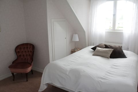 Traditional Double Room, Shared Bathroom | Desk, iron/ironing board, free WiFi, bed sheets