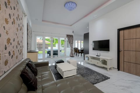 Standard Villa, 3 Bedrooms, Non Smoking, Kitchen | Living area | 40-inch Smart TV with satellite channels, TV, Netflix