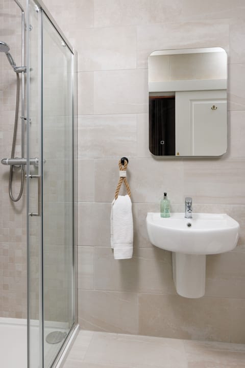 Twin or Super King Room | Bathroom | Shower, hair dryer, towels, shampoo