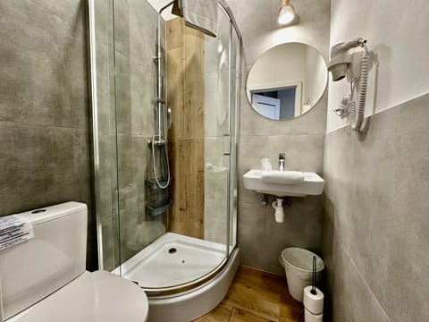 Superior Room | Bathroom | Shower, rainfall showerhead, free toiletries, hair dryer