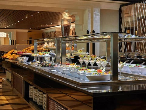2 restaurants; breakfast, lunch, and dinner served