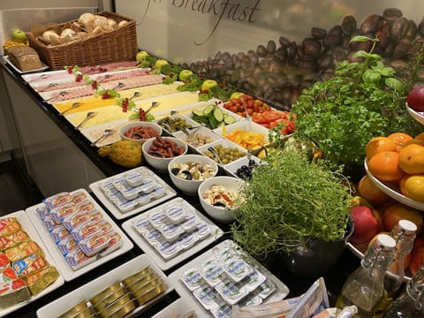 Daily continental breakfast (EUR 20 per person)