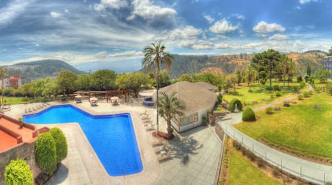 Outdoor pool, sun loungers
