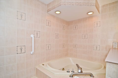 Luxury Room, 1 King Bed, Non Smoking, Jetted Tub | Premium bedding, desk, iron/ironing board, free WiFi